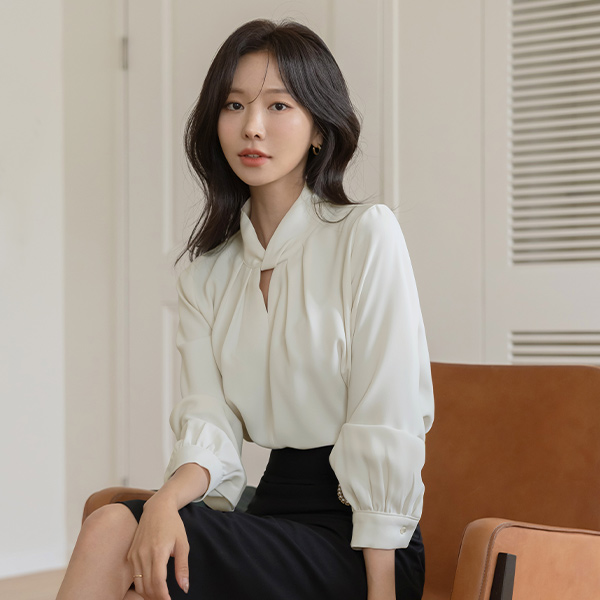 메리앤 High-Neck Blouse