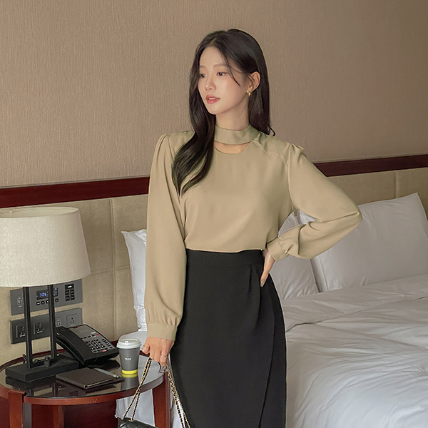 Dressy 반목넥 Center Front Vent Blouse