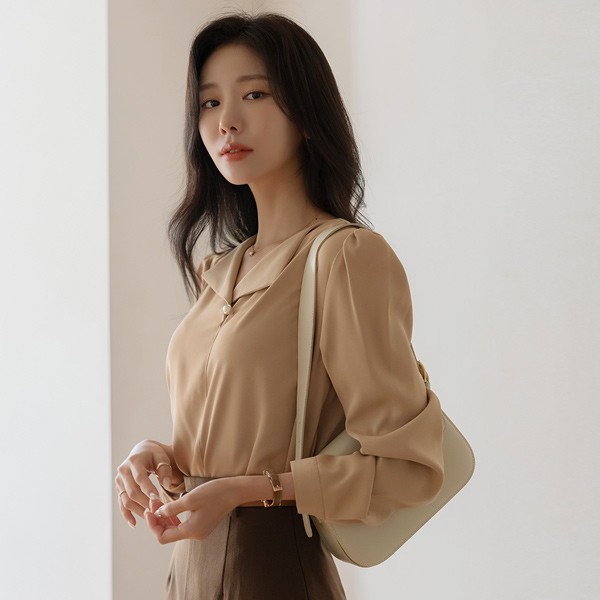 미즈 Open-Neck Pearl Blouse