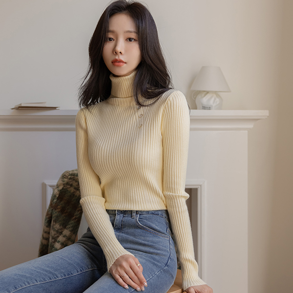 Diagonal Button Corduroy Turtleneck Knit