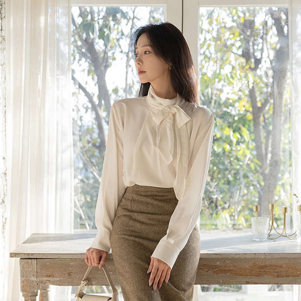 로아 Pintuck Tie Neck Blouse