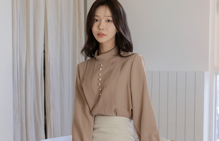 이븐 Pearl Pintuck Half-Neck Blouse