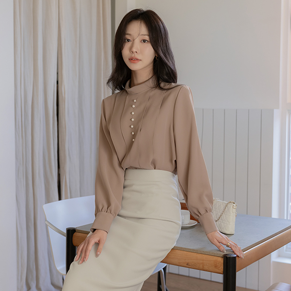 이븐 Pearl Pintuck Half-Neck Blouse