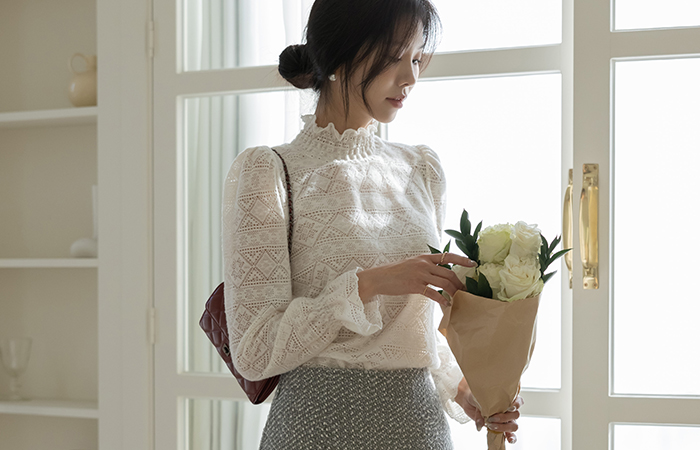 Mochi Span Frill Neck Wool Lace Blouse