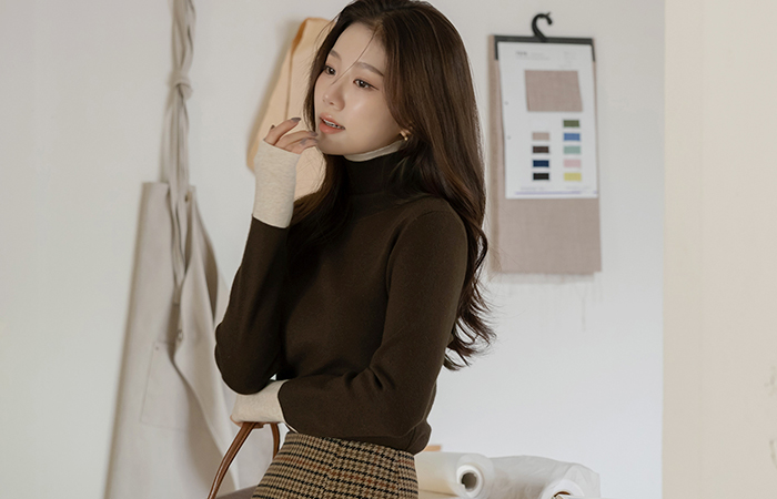 제토 Color Combination Line Soft Turtleneck Knit