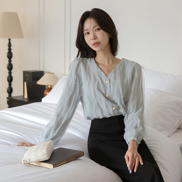 라일리 Pearl Frill Blouse