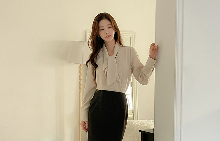 로맨스 Ruffle Tie Neck Creamy Blouse