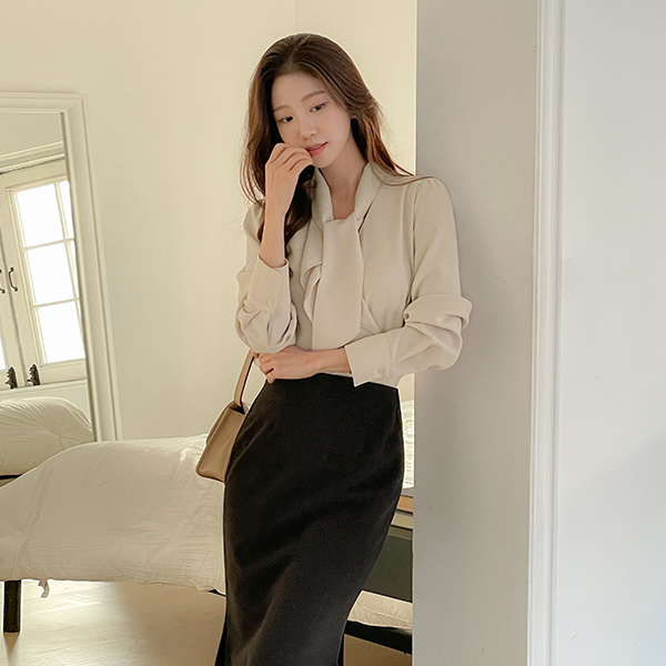 로맨스 Ruffle Tie Neck Creamy Blouse