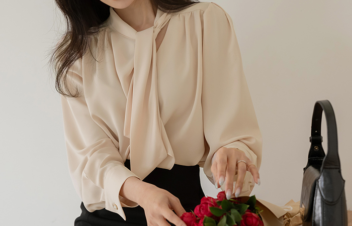 Peeling Soft Tie Neck Blouse