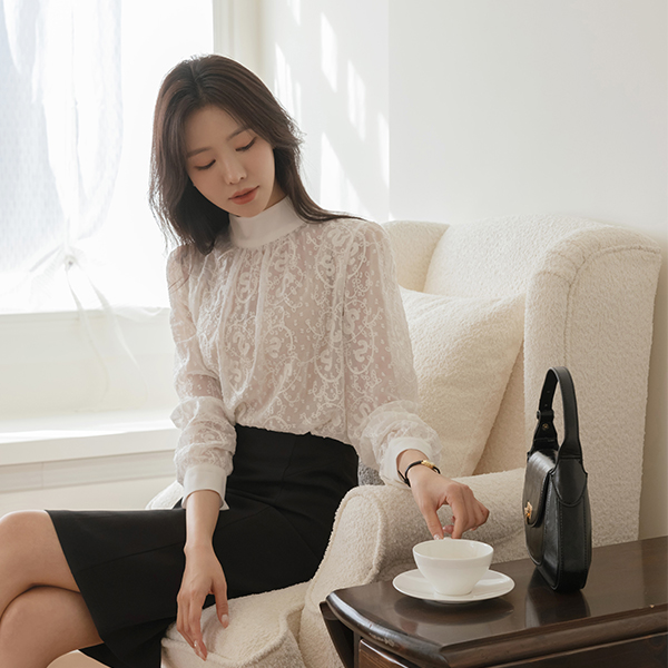 디오 See-through Lace Tie Neck Blouse