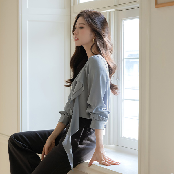 아테네 Drape Shoulder Decoration Blouse