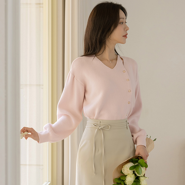 Melting slender Cutting-Neck Gold Button Knit