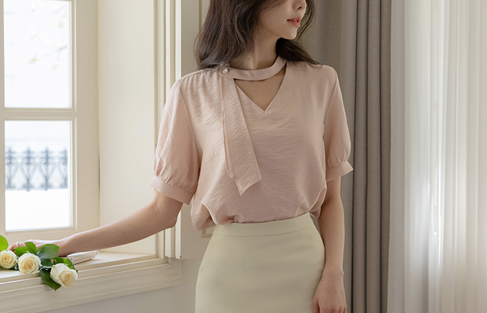 Floral Choker-Neck Short-sleeve Blouse