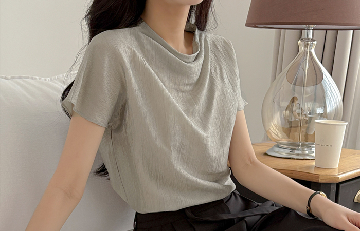 Shining Wrinkle Soft Half-Neck Blouse