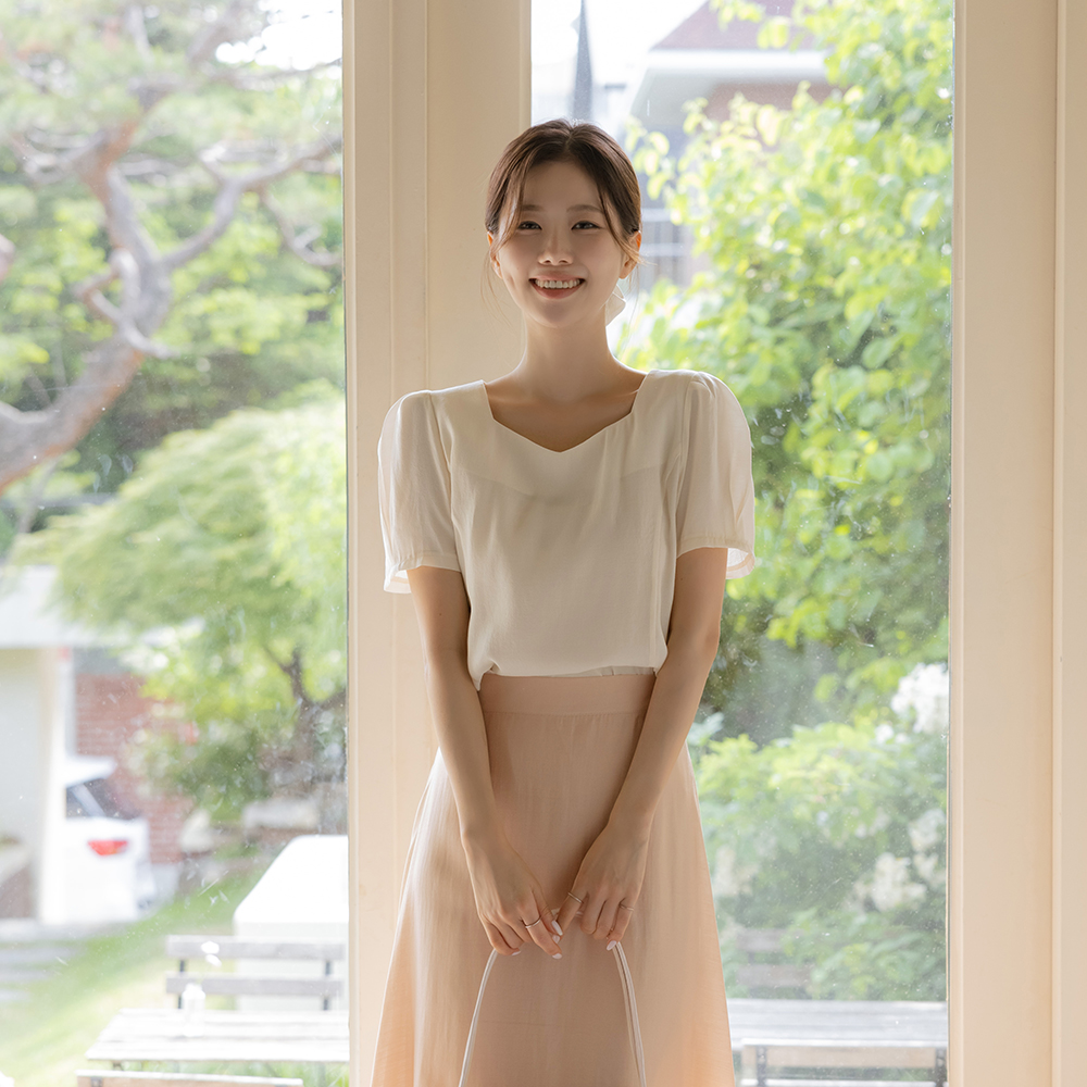 Romantic 오각넥 Puff Blouse