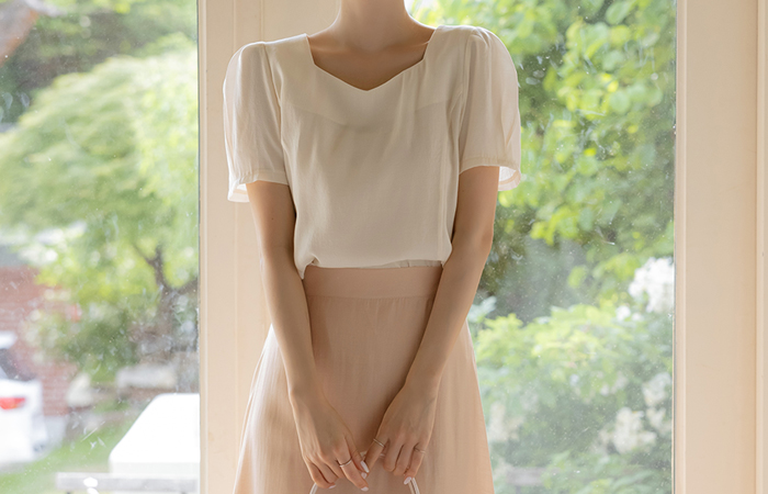 Romantic 오각넥 Puff Blouse