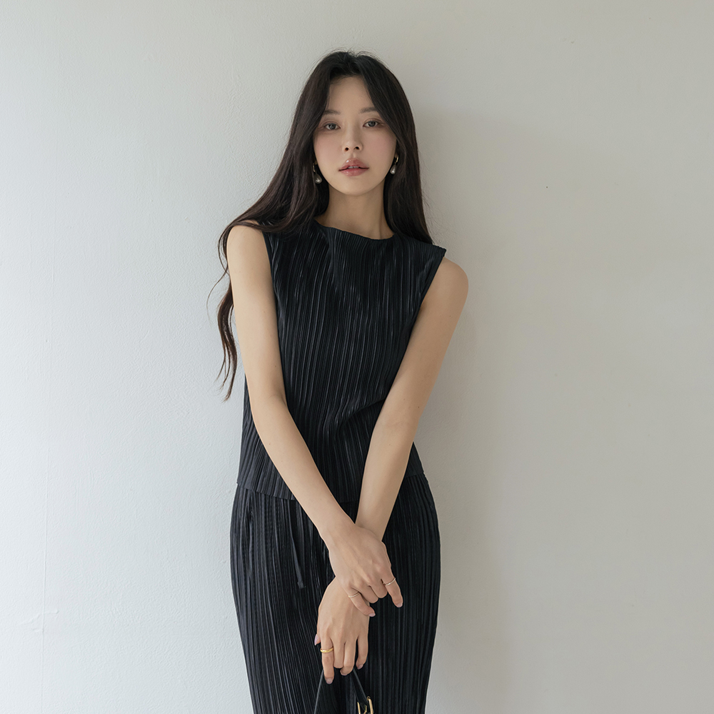 Scarlett Two-way Pleats Set-up Sleeveless shirts T-shirt