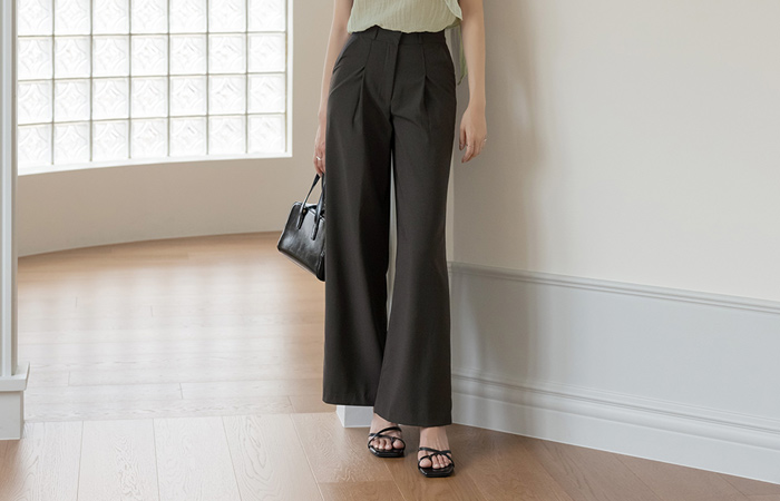 Classic Modern wide fit Slacks