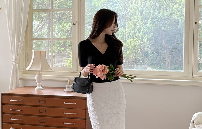 slender Twist-Neck Midi Sleeves Span T-shirt