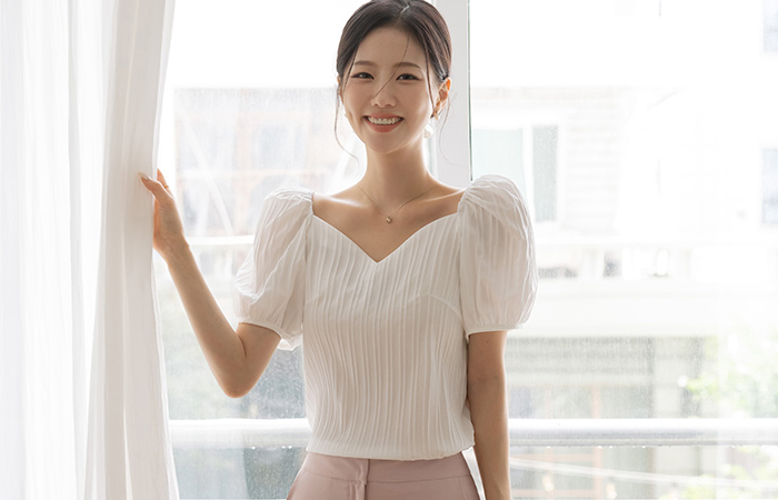 Feminine Heart Neck Banding Puff Blouse