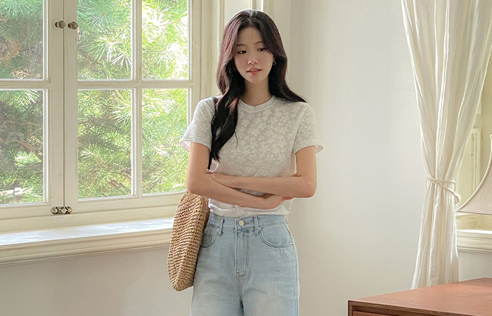 Raund neck Flower Embo T-shirt