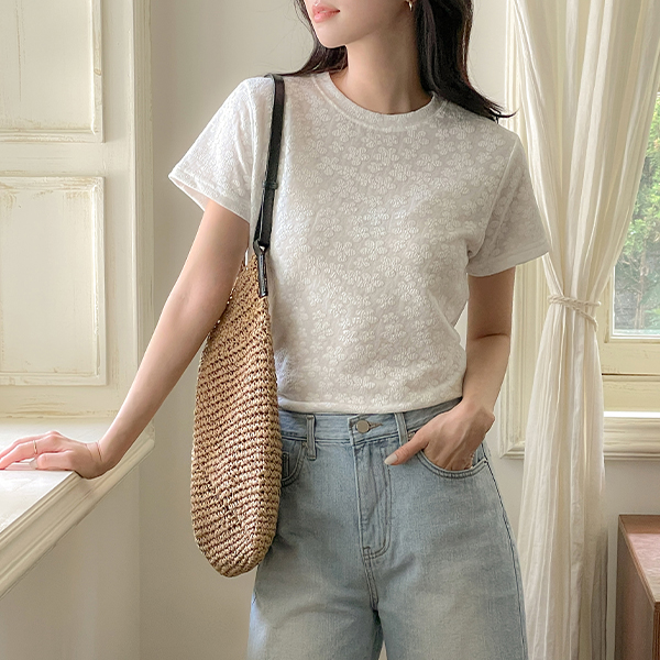 Raund neck Flower Embo T-shirt
