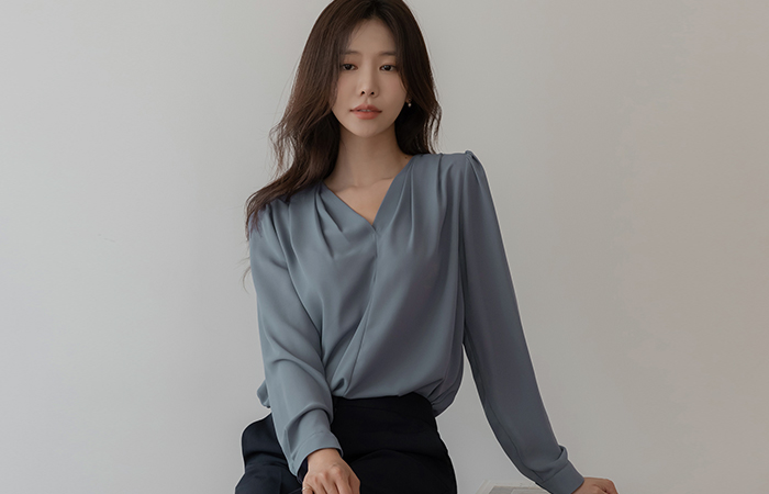 라엘 V-neck Shoulder Pintuck Blouse