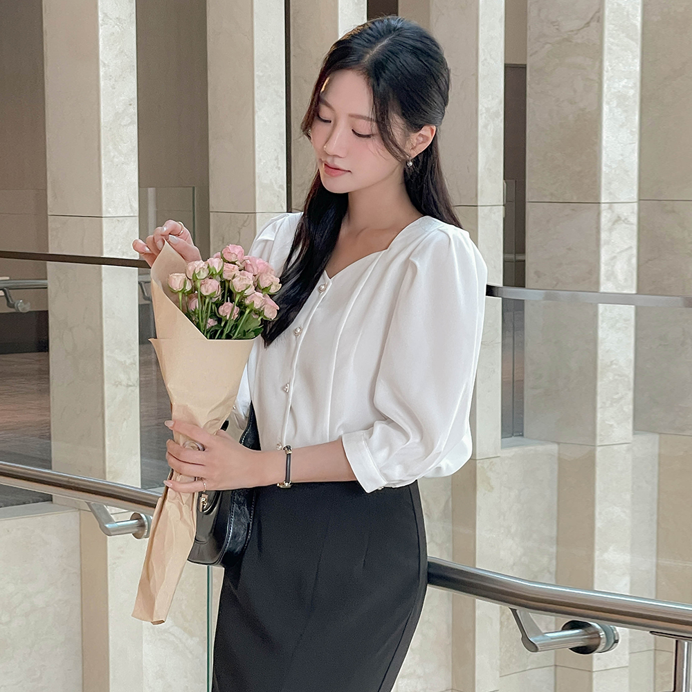 Heart Neck Puff Capri Blouse