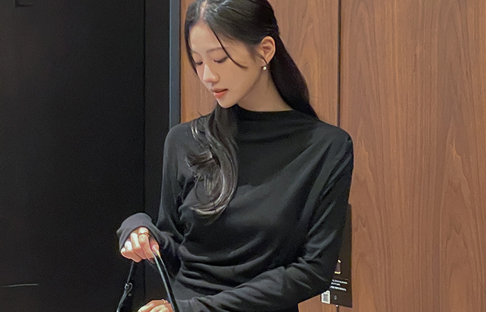 Half-Neck Draping Shirring T-shirt