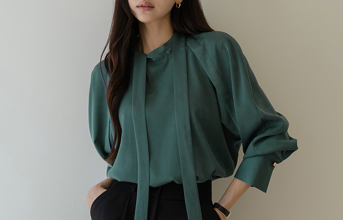 Tie Neck Center Front Vent Reglan Blouse