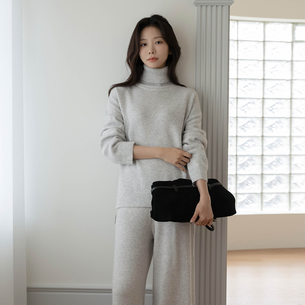 Cozy raccoon Turtleneck Strap Belt Set-up Knit