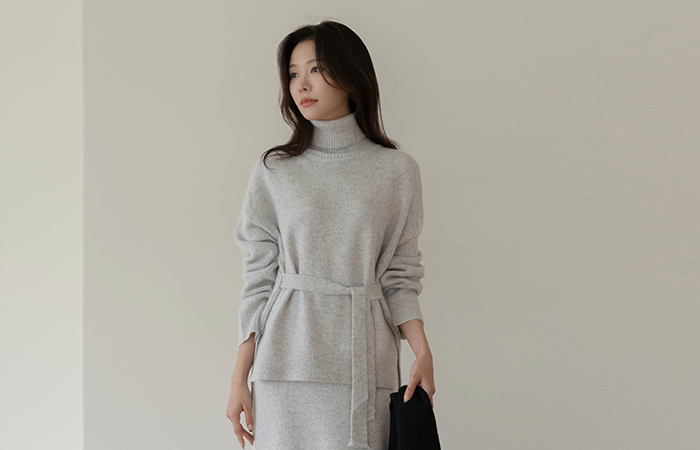 Cozy raccoon Turtleneck Strap Belt Set-up Knit