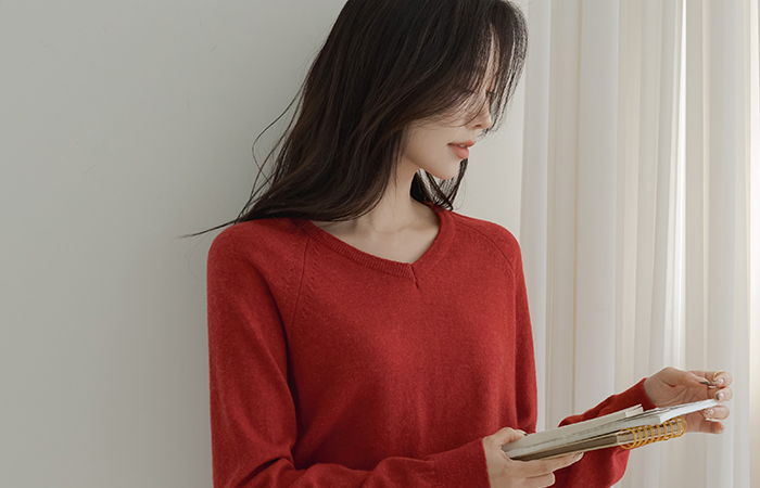 V-neck Solid Lamb's Wool Ragran Knit