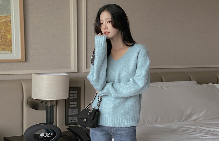 fuzzy V-neck Semi- loose fit Wool Knit