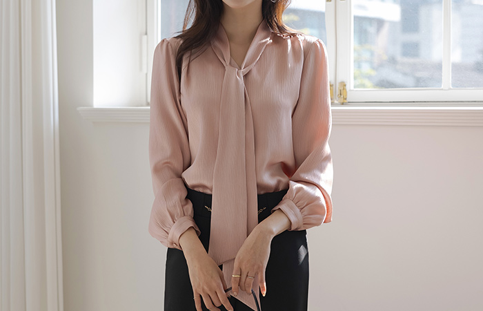 Rose Skily Satin Tie Neck Wrinkle Blouse
