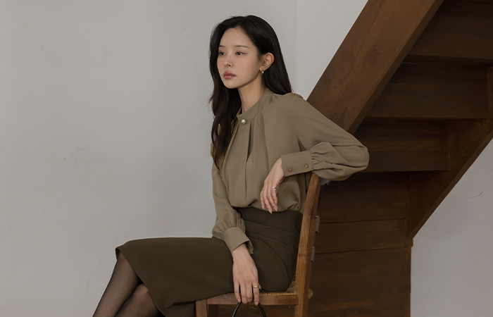 Feminine Pearl Tower Button Pintuck Blouse