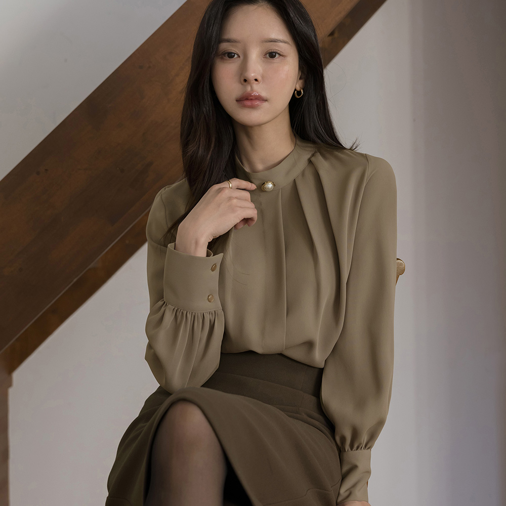 Feminine Pearl Tower Button Pintuck Blouse