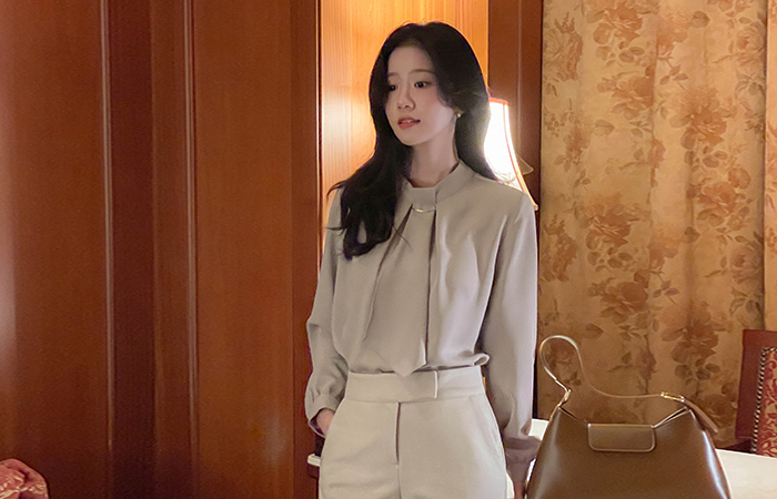 Scarf-Neck Gold Necklace layered Blouse