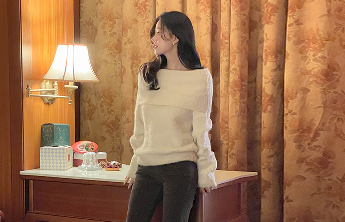 slender Bouclé Wool Thick Off Shoulder Knit