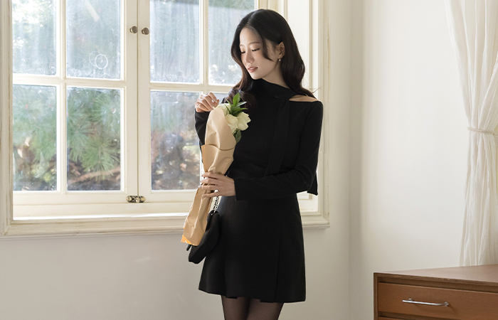 Tie Neck Open Center Front Vent Shirring T-shirt