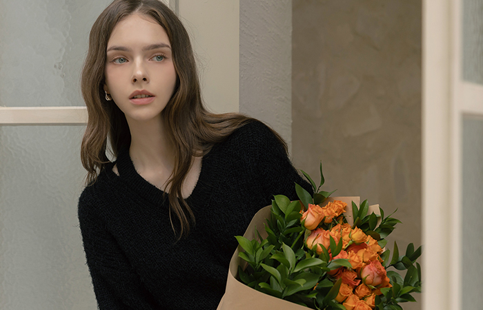 slender Cutting-Neck ODE Knit