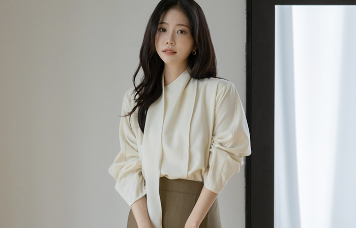 Scarf-Neck 겉기모 Wool Blouse