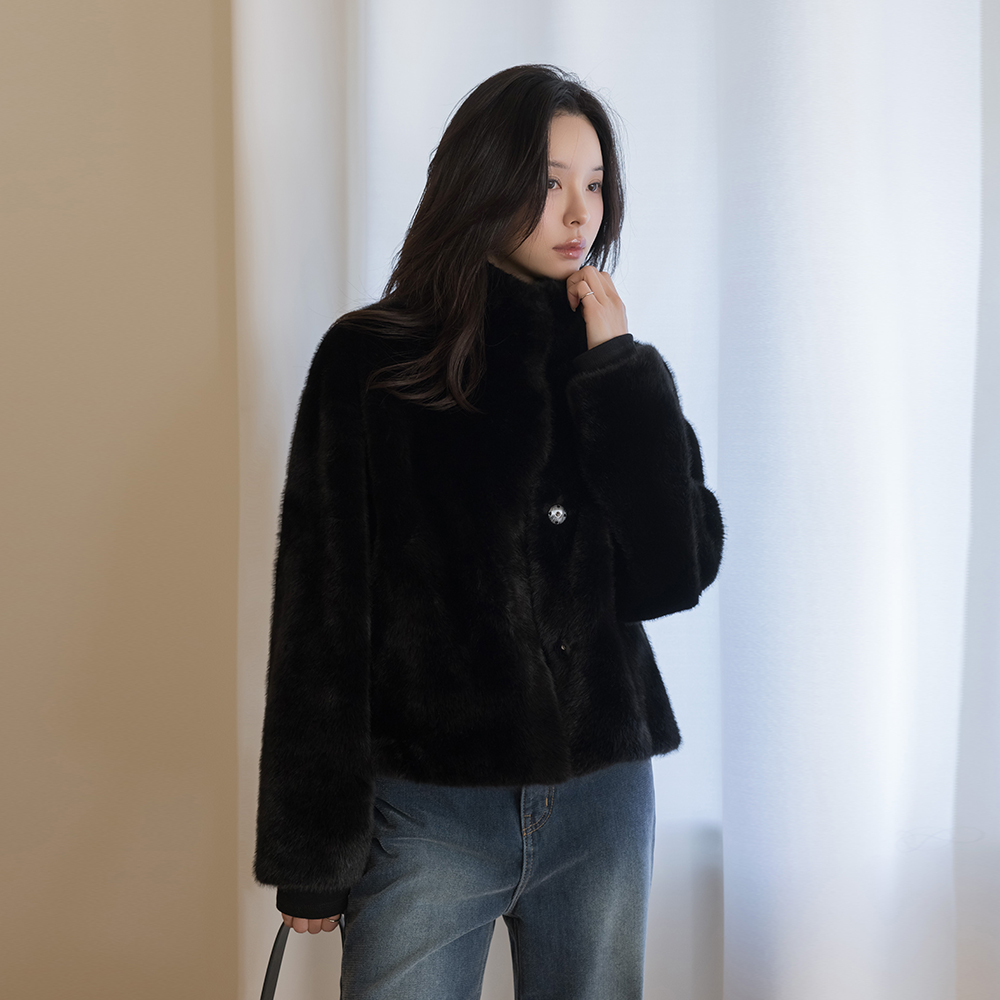 Feminine Silhouette High-Neck Skily Fake Fur Jacket