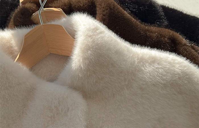 Feminine Silhouette High-Neck Skily Fake Fur Jacket