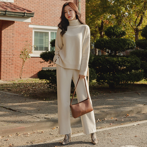 Cozy Wool&raccoon Belted Turtleneck Knit
