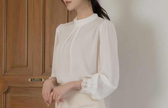Half-Highneck Pintuck Sleeves Lace Blouse