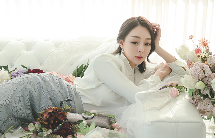 Vivian Pearl Frill Neck Ruffle Blouse(spring)