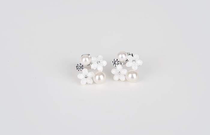 Blow thumb pearl earring