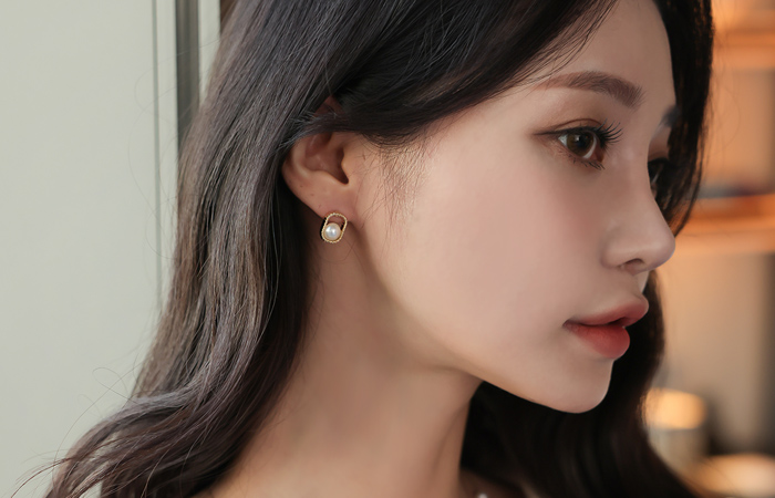 Square Twist Pearl Earring