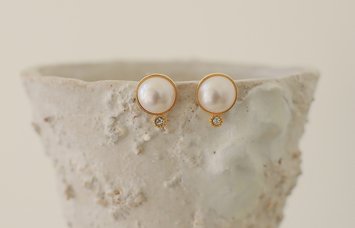Gold Lining Big-Pearl Cubic Earring
